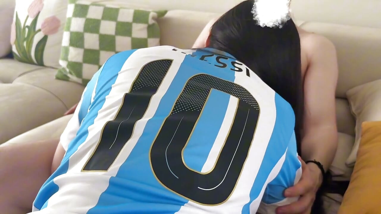 Futbol kızı Dünya Kupası için götünü sallıyor