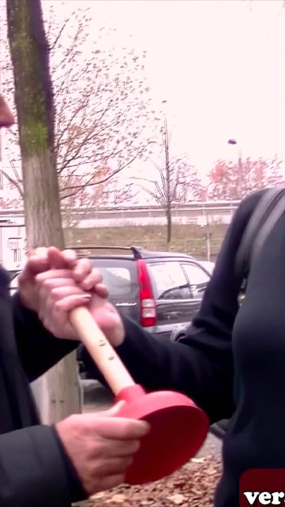 O gospodină bătrână germană flirtează pe stradă și este futută | Clip 1