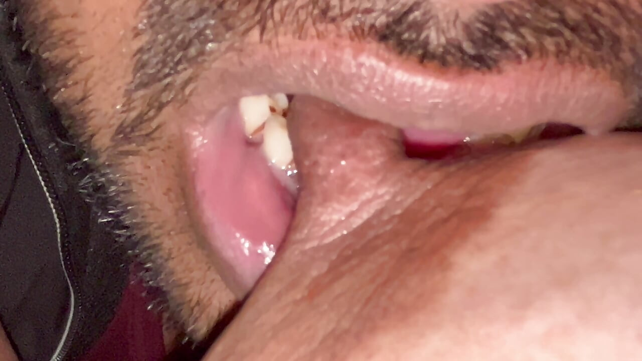 การนวดที่สั่นคลอนโดยน้าสาวในห้องนอนของเธอ