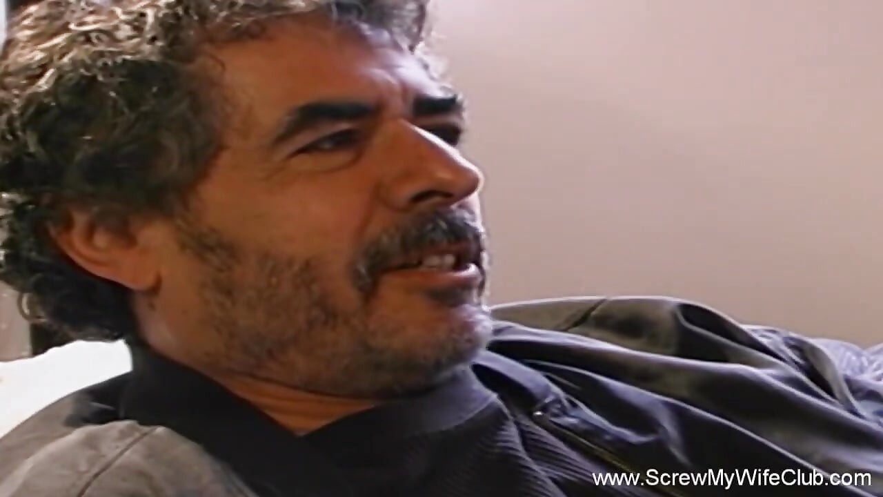 Ο άντρας μοιράζεται την πρόθυμη γυναίκα του