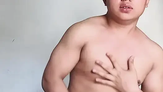 Genç kaslı yalnız Endonezyalı eşcinsel