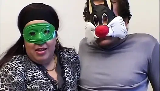 İri göğüslü maskeli şişman evli kadın büyük amatör yarakla sikiliyor ve amına boşalıyor