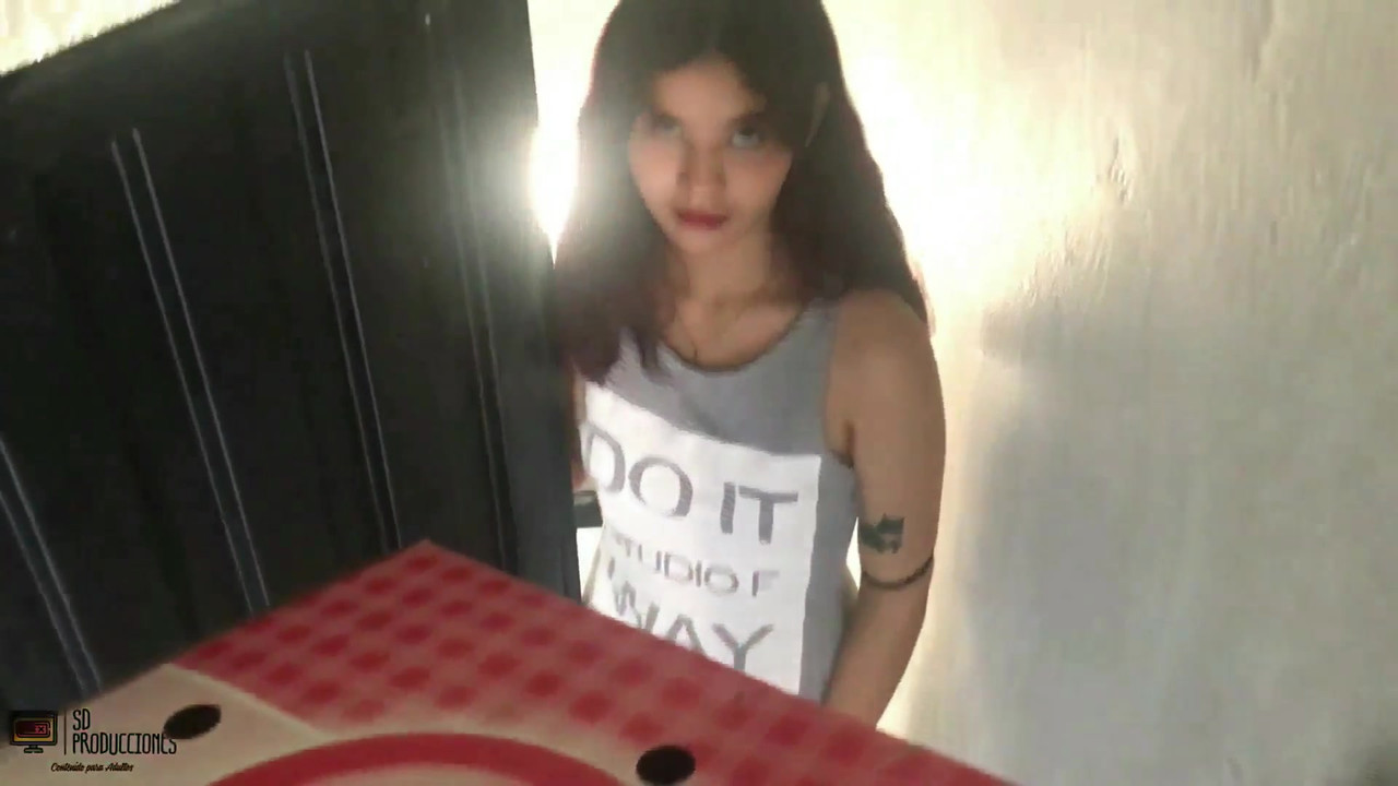 送货员非常需要，他没有拒绝我的提议，支付披萨的口交 - 西班牙语色情