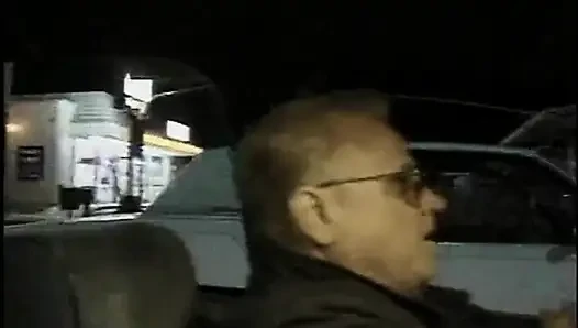 Zwei geile MILfs teilen sich einen glücklichen schwanz