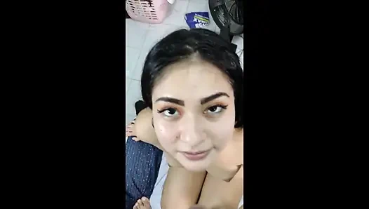 Kocam 18 yaşındaki üvey kız kardeşimi evde çıplak dolaşarak ve yüzüne boşalana kadar yarağını emdirerek cezalandırdı