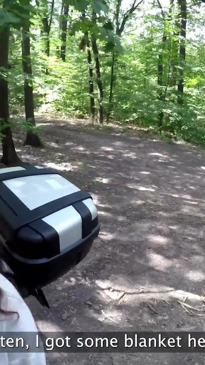 HUNT4K'dan ikonik an Ormanda büyük bir motorcunun yarağını emerken erkek arkadaşını aşağılıyor"