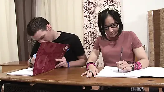 Genç kız öğretmenine sert sikiyor