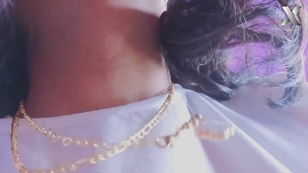 巨大なディルドが彼女の処女の秘部を破壊する