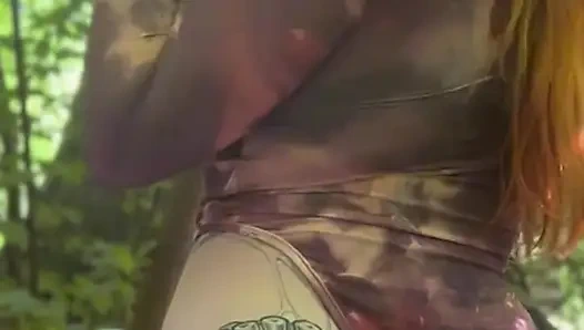 Cewek amatir perancis rambut merah ini kepergok lagi muasin memeknya sendirian di hutan