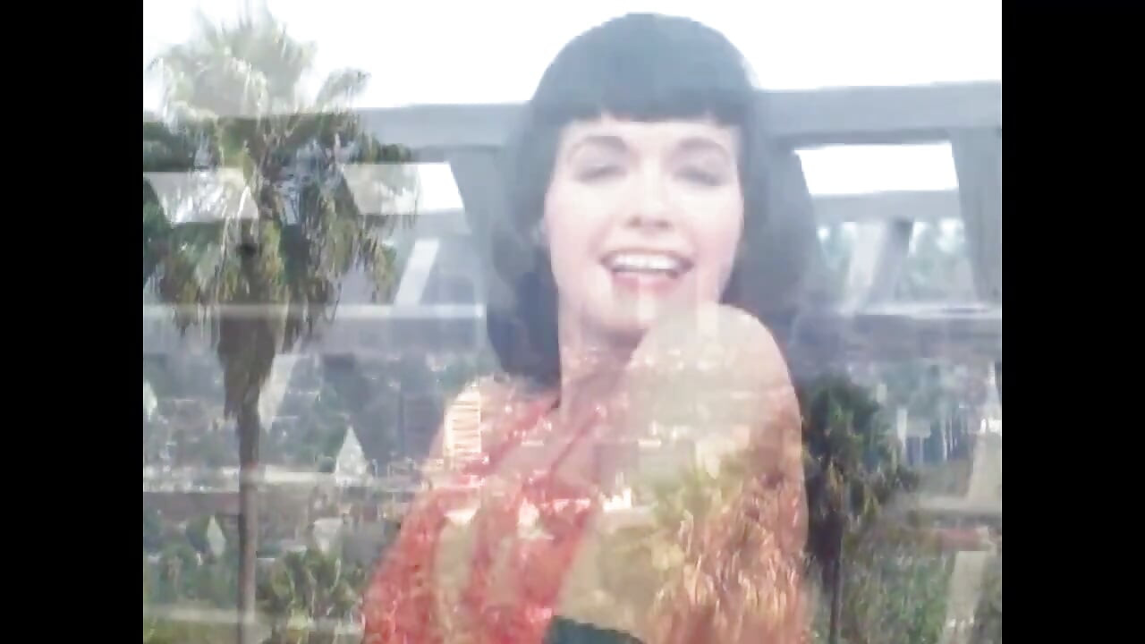 Nevjerojatno seksi vintage brineta u vrućici