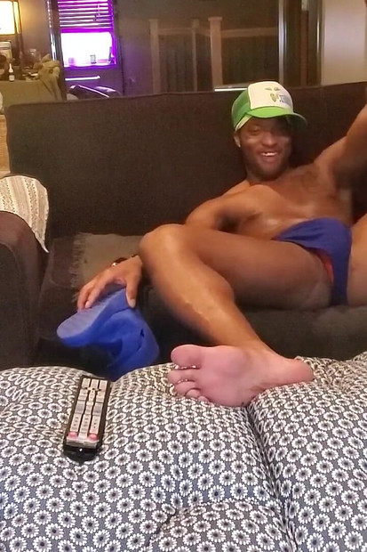 ケニージャイ、青いナイキを着てタバコを吸い、ジャークするパート1