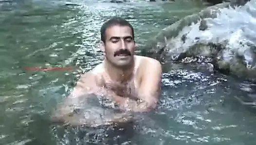 Tarek masturba su pene árabe peludo junto a un río