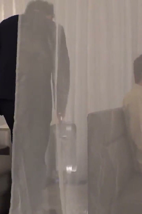 Massive bustedronninger på en hemmelig Tokyo Pink Salon rygtes at tilbyde en privat haremsservice - Kapitel 1