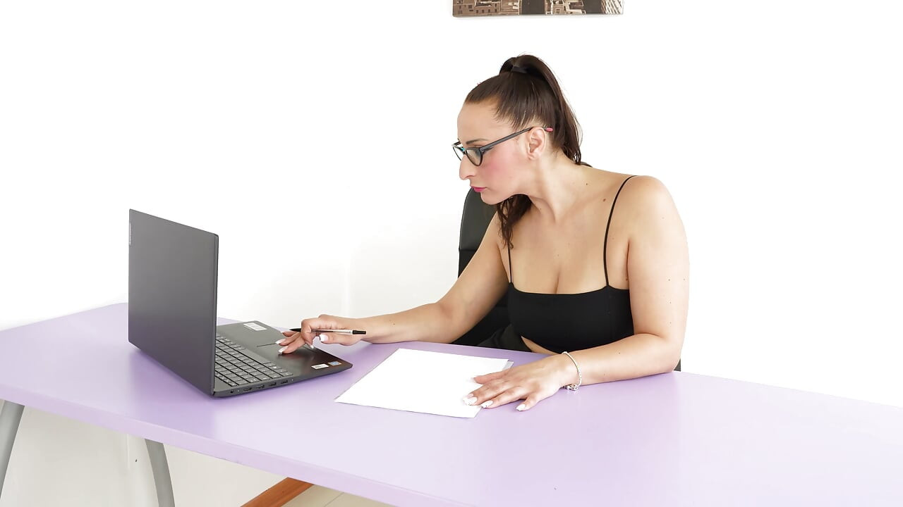 Sexy Secretary Gets Ten Minutes Break to Get Her Ass Destroyed