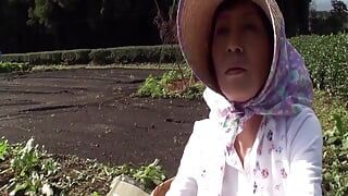 Rijpe vrouw die een theeplantage in Shizuoka runt, besluit av een paar jaar geleden te verschijnen