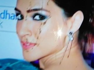 Трибьют спермы для Kriti Sanon, самый большой сперма на лице, которого она всегда жаждала