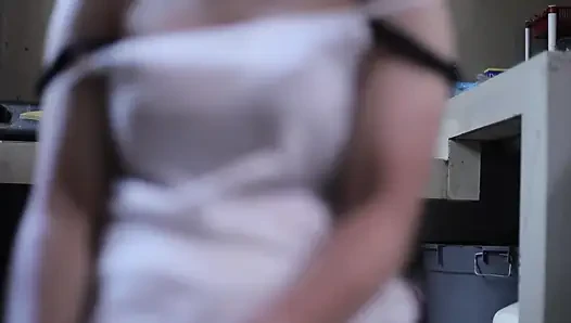 SEKSI BEYAZ ELBISELI KARıSıNı MUTFAKTA YEMEK PIŞIRIRKEN IZLE
