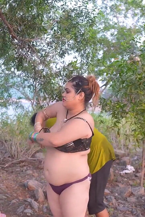 Landsbypar har det sjovt ved floden