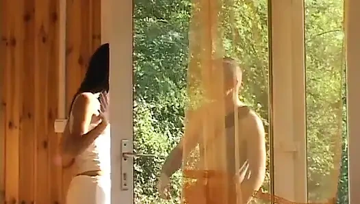 Azgın adam açık havada seksi hatunla domalarak sikişiyor