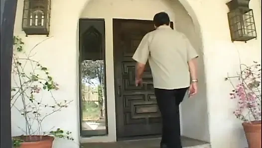 Ateşli orta yaşlı seksi kadın çifte sikiliyor