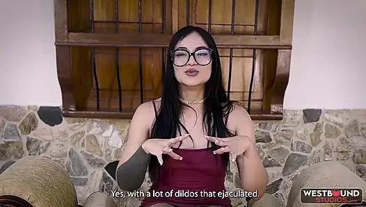 Si cewek semok latina lola hendricks lagi asik nyepong dan ngentot kontol di sofa casting bokep