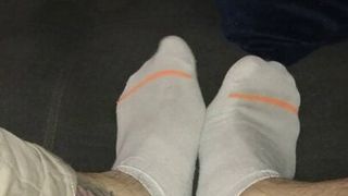 Eski yıpranmış beyaz çoraplar (erkek ayakları)