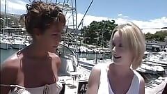 Девушка-блондинка делает 69 во время плавания на лодке