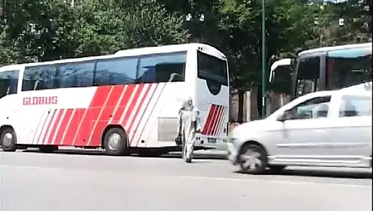 Geiles mädchen bekommt einen großen weißen schwanz tief in ihren mund