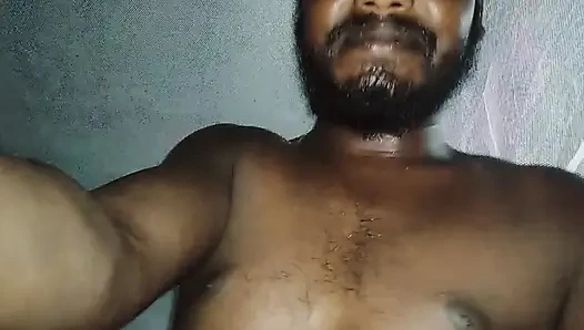 Das ganze Wasser aus dem Schwanz blieb in der Muschi der Frau zurück.