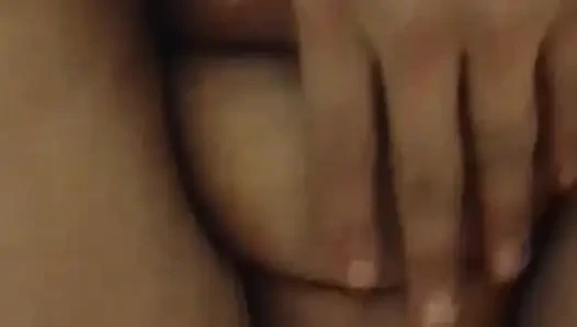 Сосед увидел Комаль, трахающей ее пальцами, схватил ее участок и вытащил ее под, затем помочился на ней