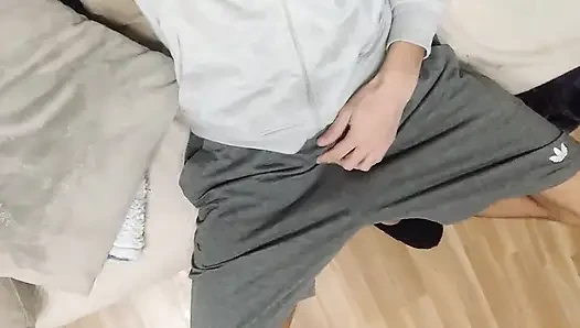 Tıraşlı amatör yarağının mükemmel boyutunu gösteriyor ve sana spermini veriyor
