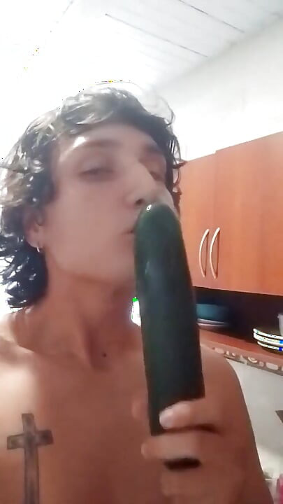 Femboy dławi się ogórkiem i penetruje jej bogaty otwór analny