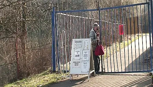 Горячую брюнетку вылизывает и пальцами пожилой мужик на улице