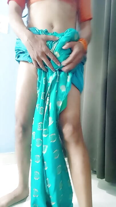 แม่เลี้ยงอินเดียใส่ satin saree และ peticoat ดูสวยมาก