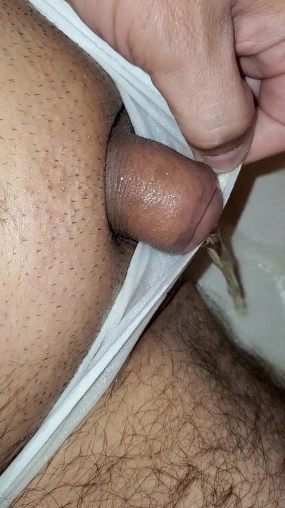 Kencing dalam thong saya