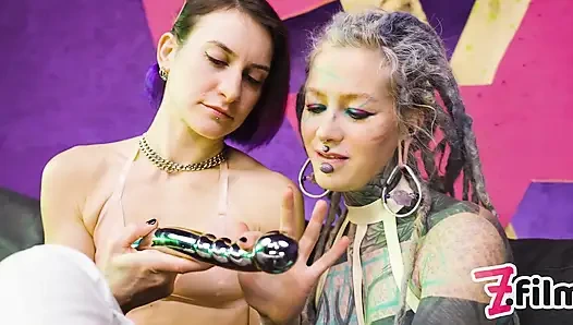 Aksi hot lesbian dengan dildo ukuran dua metal yang lagi asik muasin memeknya pakai anuskatzz