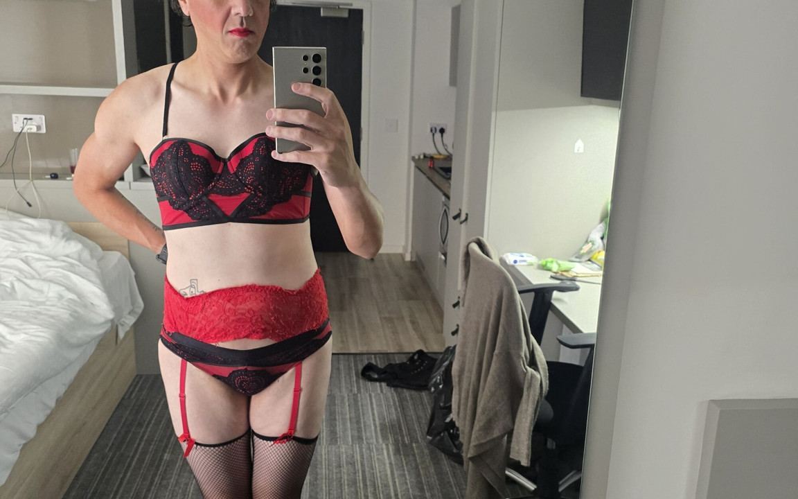 Sissy an schwanz gefesselt