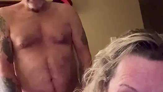 Нижняя грязная зрелая блондинка обожает раком