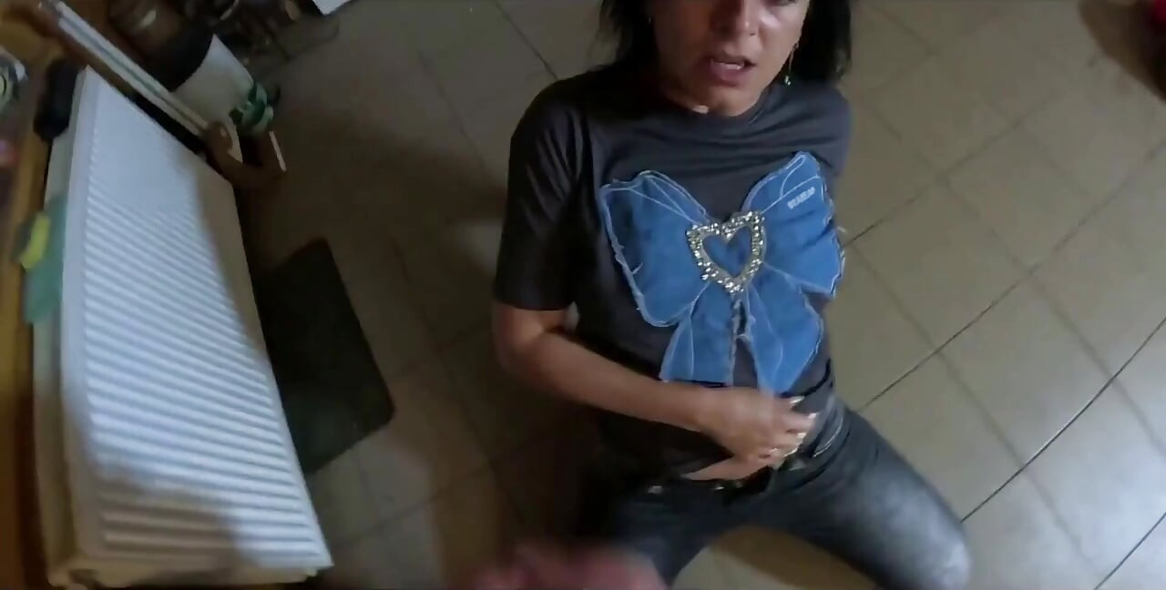 緊身牛仔褲舞蹈蕩婦堵嘴操臉並射在我的坦加斯身上