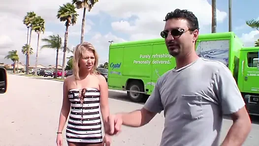 Blondine spreizt die beine weit für tiefen schwanz runter