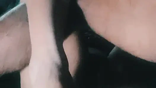 Sobald das jungfräuliche Mädchen von der Schule zurückkam, fing sie an, Paella-Schichten zu machen, um den Durst ihrer Muschi zu stillen.