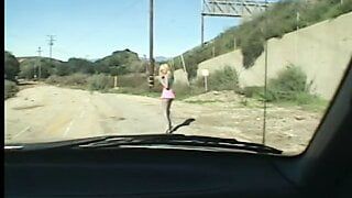 Отличная блондинка трахается в кузове пикапа на улице