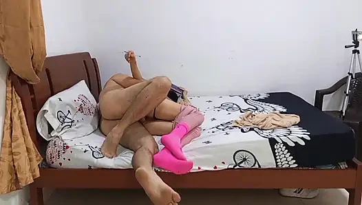 Heißer Kolumbianer vögelt frech mit einem indischen Mann und sie drehen ein Video für Xhamster