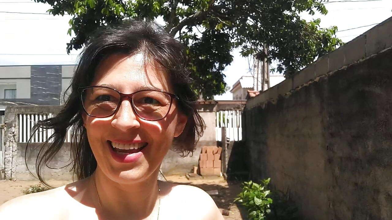 Istriku berjemur telanjang di luar ruangan