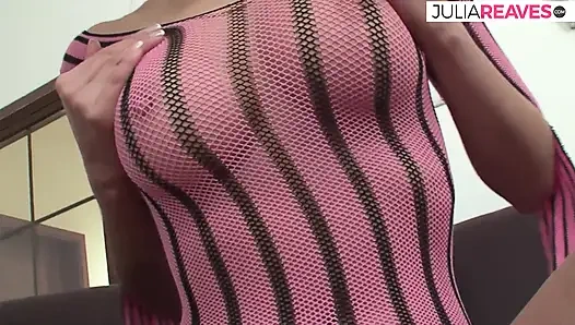 Cewek hot rambut pirang ini lagi asik nyepong kontol besar sampai dicrot di dalam