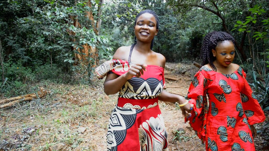 Ébano fadas na floresta fazem sessão de lésbicas ao ar livre durante o festival de música