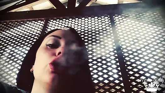 Burnu kaşınan nargile dumanı emiyor ve her zaman kaşınıyor!