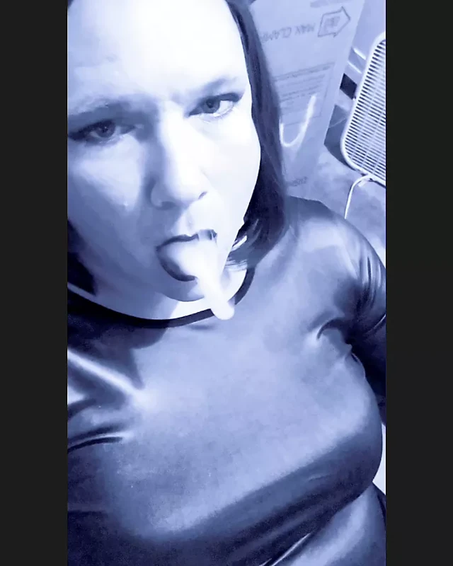 Samantha Sin crossdresser smoking VS120 with drifting