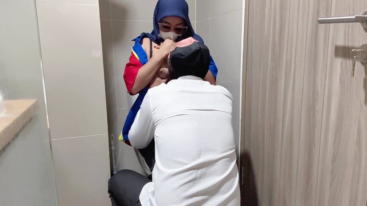 Tôi sẵn sàng phục vụ ham muốn của ông chủ của tôi để có được một công việc