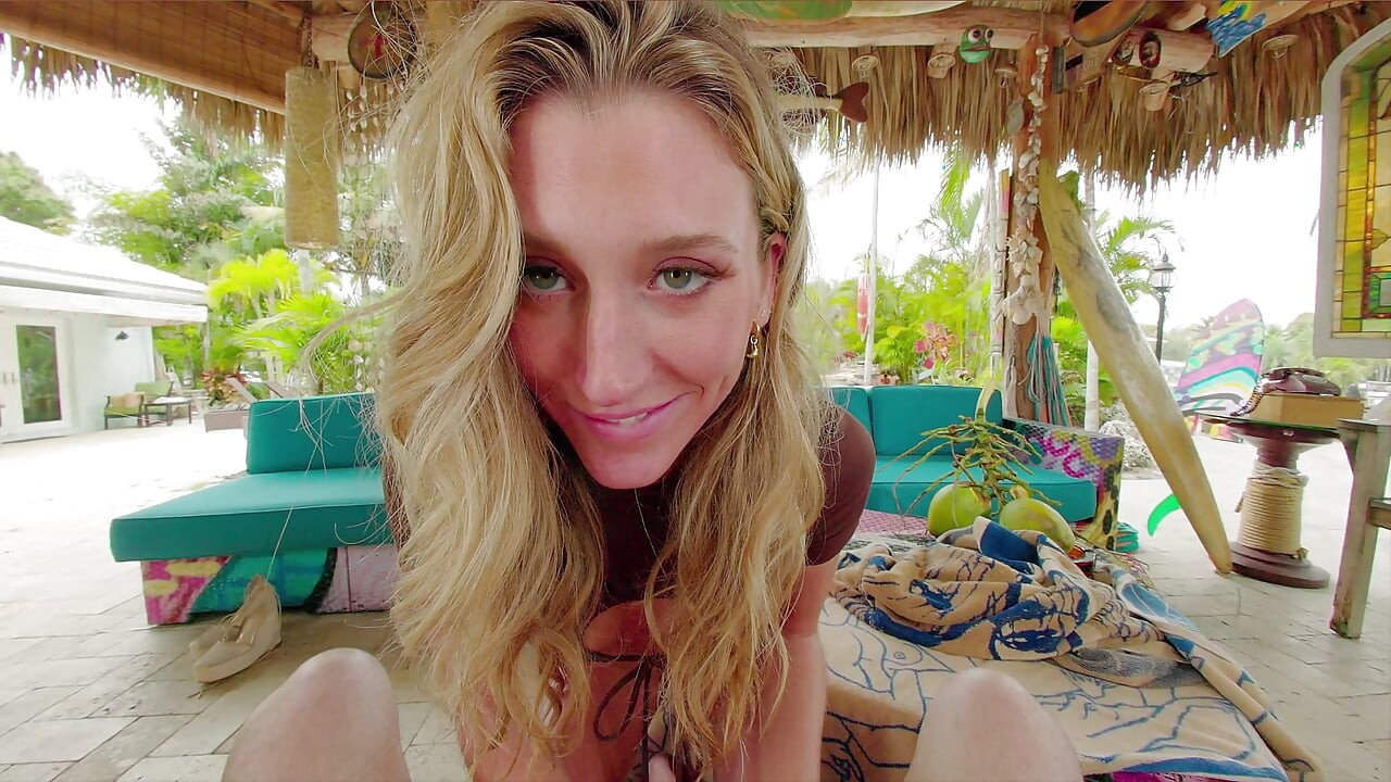 Rödhårig tonåring Megan Longoria ger dig en footjob - POV